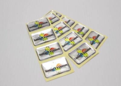Adhesivos sticker resinados alto relieve vinilo metalizado, marcación industrial