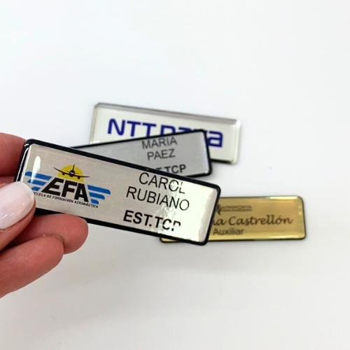 Destaca en tu empresa con nuestros gafetes de identificación personalizados! Resalta tu nombre y cargo de manera profesional y elegante. en resianrt publicidad